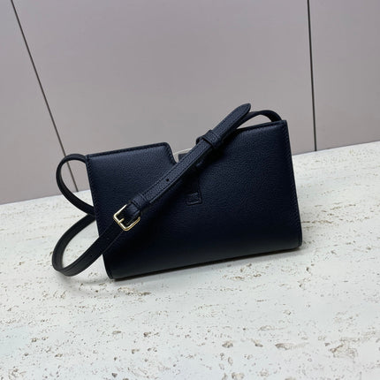 16 STRAP POCHETTE 18 IN BLACK SUPPLE CALFSKIN GOLD HARDWARE