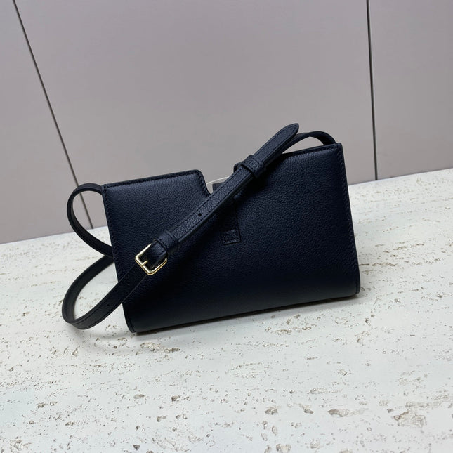 16 STRAP POCHETTE 18 IN BLACK SUPPLE CALFSKIN GOLD HARDWARE