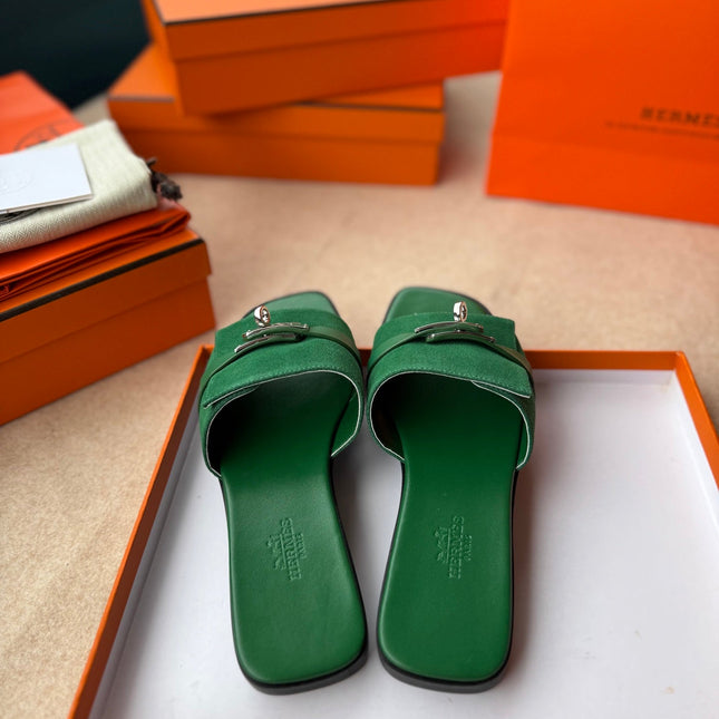 0RAN SANDALS IN EMERALD GREEN CALFSKIN