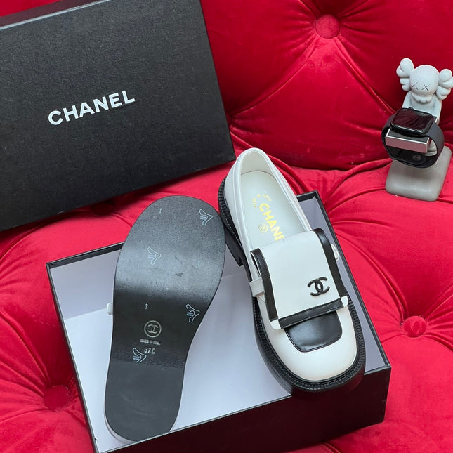 CC MOCCASIN LOAFER IN WHITE MIX BLACK LAMBSKIN