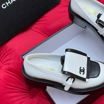 CC MOCCASIN LOAFER IN WHITE MIX BLACK LAMBSKIN