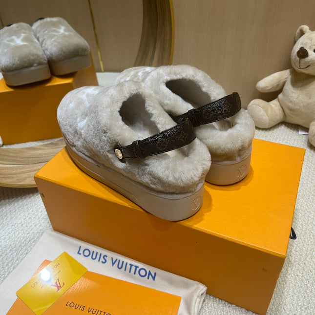 ASPEN COMFORT CLOG IN KHAKI BEIGE MIX WHITE FLEECE