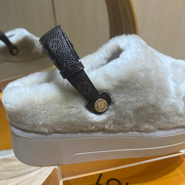 ASPEN COMFORT CLOG IN KHAKI BEIGE MIX WHITE FLEECE