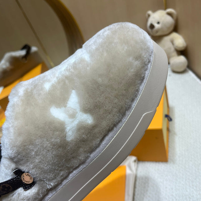 ASPEN COMFORT CLOG IN KHAKI BEIGE MIX WHITE FLEECE