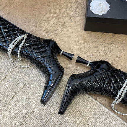 KNEE HIGH BOOTS 8 CM IN BLACK CALFSKIN WITH PEARL CHAIN