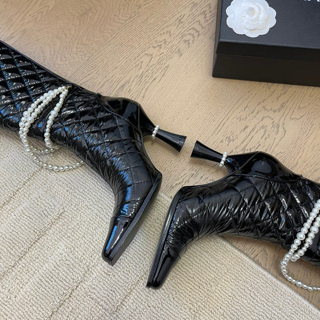 KNEE HIGH BOOTS 8 CM IN BLACK CALFSKIN WITH PEARL CHAIN