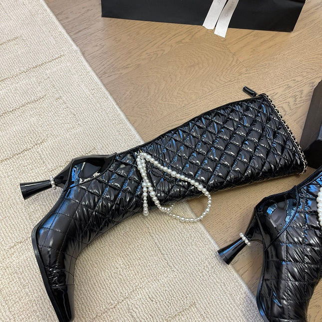 KNEE HIGH BOOTS 8 CM IN BLACK CALFSKIN WITH PEARL CHAIN