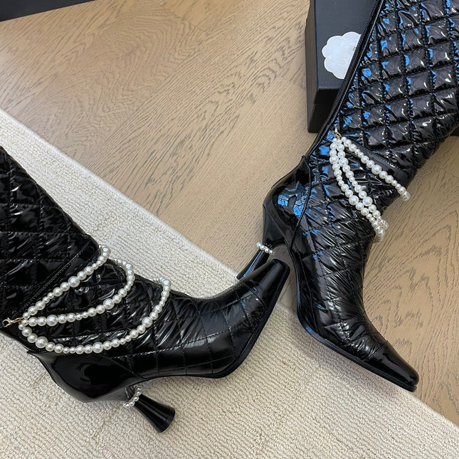 KNEE HIGH BOOTS 8 CM IN BLACK CALFSKIN WITH PEARL CHAIN