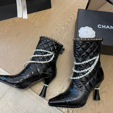 HIGH HEELS 8CM BOOTS IN BLACK CALFSKIN WITH PEARL CHAIN