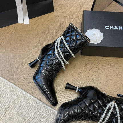 HIGH HEELS 8CM BOOTS IN BLACK CALFSKIN WITH PEARL CHAIN