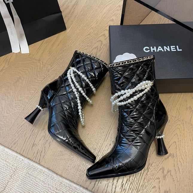 HIGH HEELS 8CM BOOTS IN BLACK CALFSKIN WITH PEARL CHAIN
