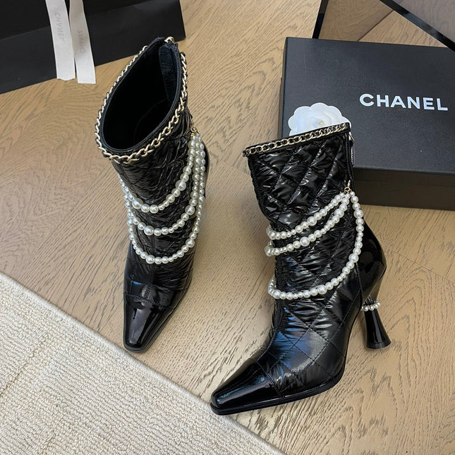 HIGH HEELS 8CM BOOTS IN BLACK CALFSKIN WITH PEARL CHAIN