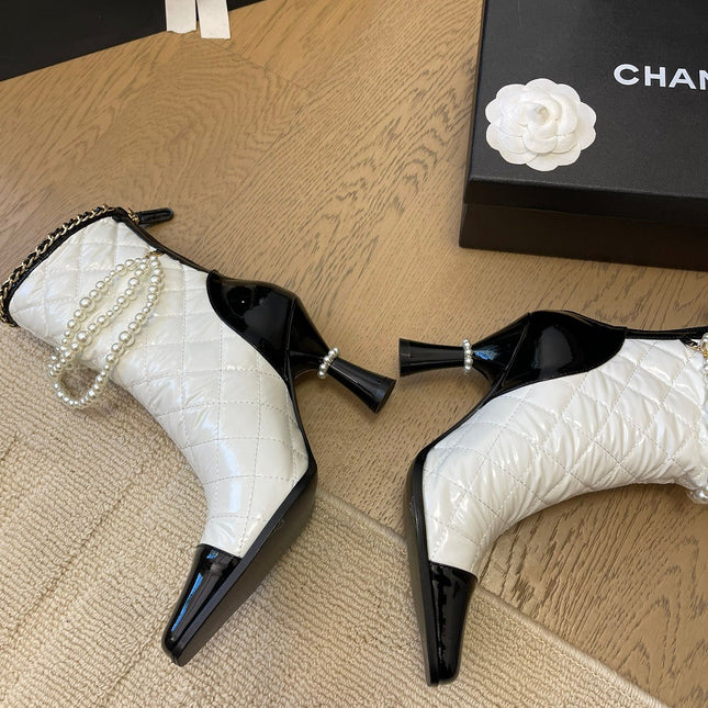 HIGH HEELS 8CM BOOTS IN WHITE MIX BLACK CALFSKIN WITH PEARL CHAIN