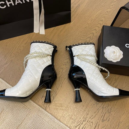 HIGH HEELS 8CM BOOTS IN WHITE MIX BLACK CALFSKIN WITH PEARL CHAIN