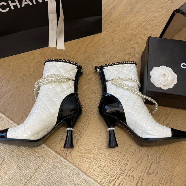 HIGH HEELS 8CM BOOTS IN WHITE MIX BLACK CALFSKIN WITH PEARL CHAIN