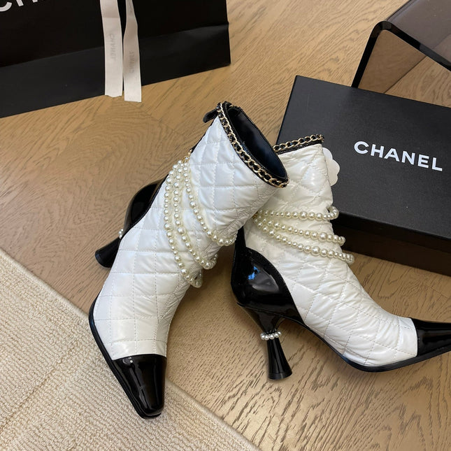 HIGH HEELS 8CM BOOTS IN WHITE MIX BLACK CALFSKIN WITH PEARL CHAIN