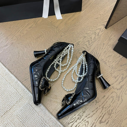 HIGH HEEL 8 CM IN BLACK CALFSKIN WITH PEARL CHAIN