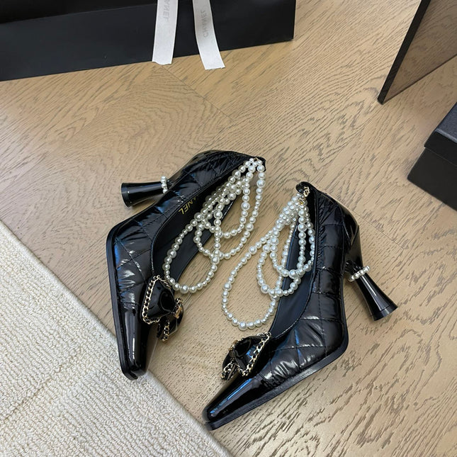 HIGH HEEL 8 CM IN BLACK CALFSKIN WITH PEARL CHAIN