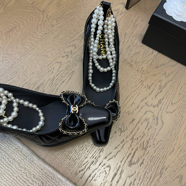 HIGH HEEL 8 CM IN BLACK CALFSKIN WITH PEARL CHAIN