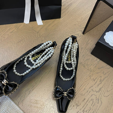 HIGH HEEL 8 CM IN BLACK CALFSKIN WITH PEARL CHAIN