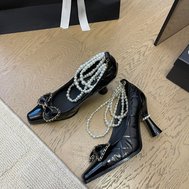 HIGH HEEL 8 CM IN BLACK CALFSKIN WITH PEARL CHAIN