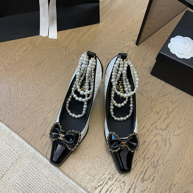 HIGH HEEL 8 CM IN WHITE MIX BLACK CALFSKIN WITH PEARL CHAIN