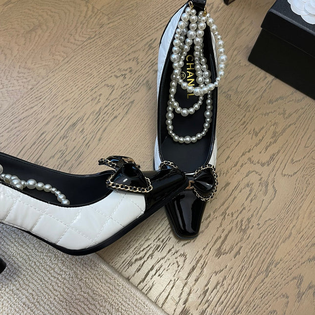 HIGH HEEL 8 CM IN WHITE MIX BLACK CALFSKIN WITH PEARL CHAIN