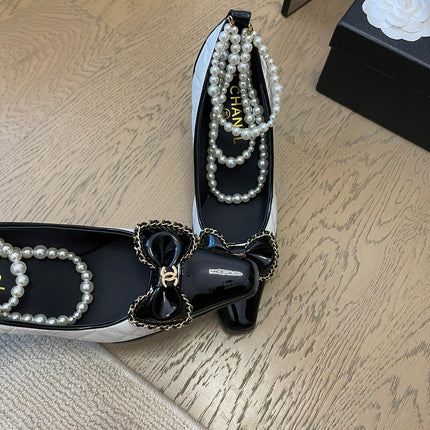 HIGH HEEL 8 CM IN WHITE MIX BLACK CALFSKIN WITH PEARL CHAIN