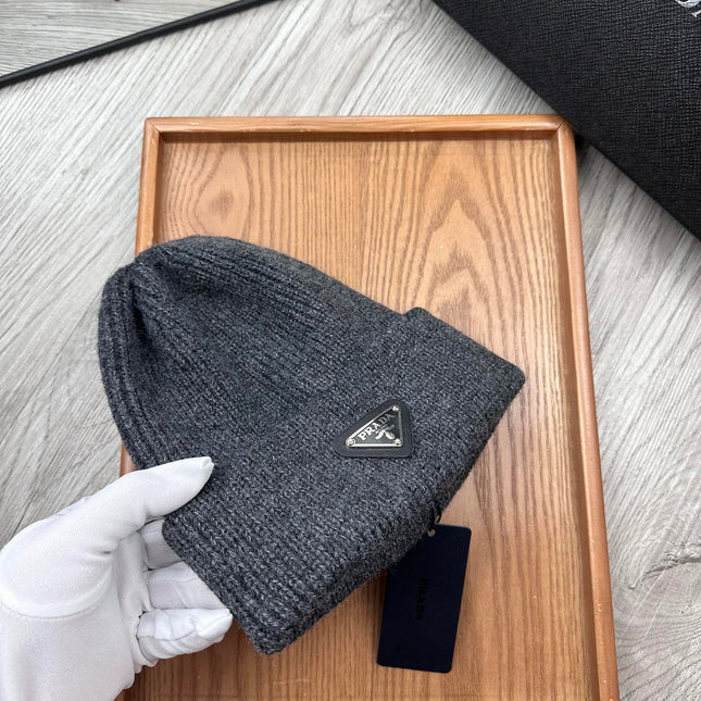 BEANIE HAT IN CHARCOAL GRAY WOOL 332391