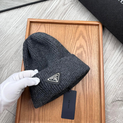 BEANIE HAT IN CHARCOAL GRAY WOOL 332391