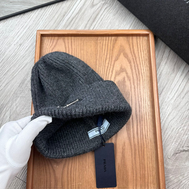 BEANIE HAT IN CHARCOAL GRAY WOOL 332391