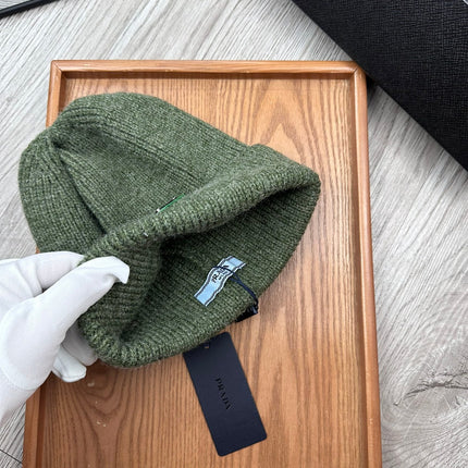 BEANIE HAT IN ARMY GREEN WOOL 332395