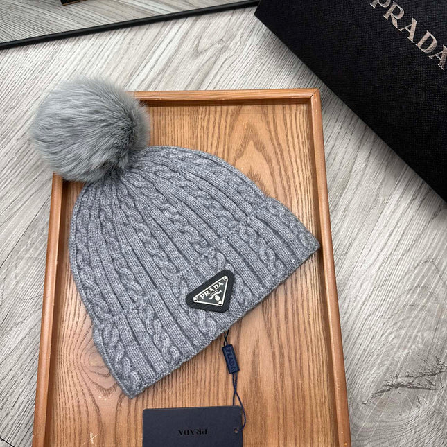 BEANIE HAT IN DOVE GRAY WOOL 352363