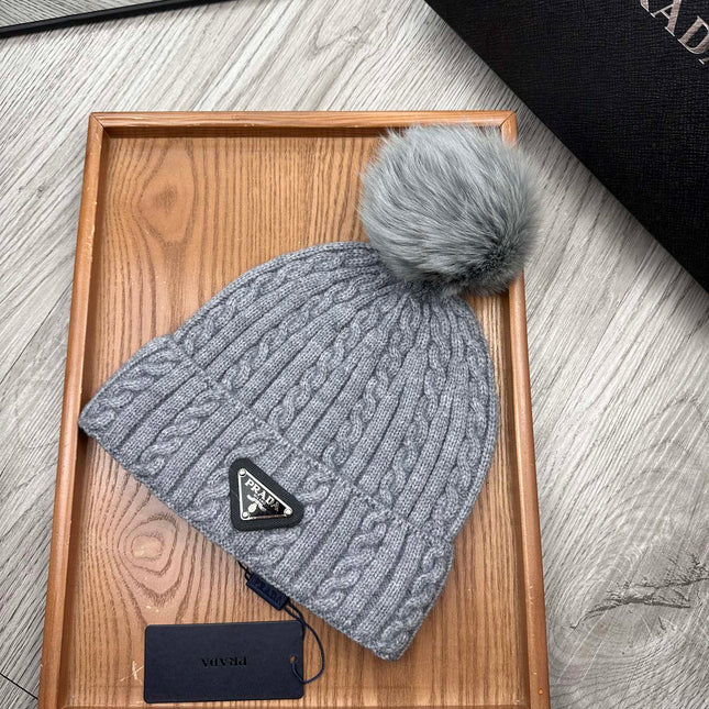 BEANIE HAT IN DOVE GRAY WOOL 352363