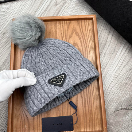 BEANIE HAT IN DOVE GRAY WOOL 352363