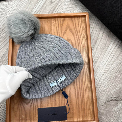 BEANIE HAT IN DOVE GRAY WOOL 352363