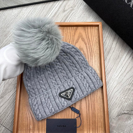 BEANIE HAT IN DOVE GRAY WOOL 352363