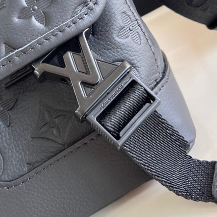 MESSENGER VOYAGER PM 33 IN BLACK MONOGRAM SHADOW CALFSKIN