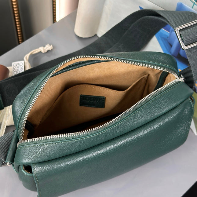 MEDIUM 23 PEBBLE MESSENGER BAG IN FOREST GREEN SUPPLE GRAINED CALFSKIN