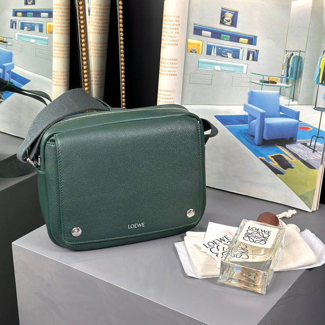 MEDIUM 23 PEBBLE MESSENGER BAG IN FOREST GREEN SUPPLE GRAINED CALFSKIN
