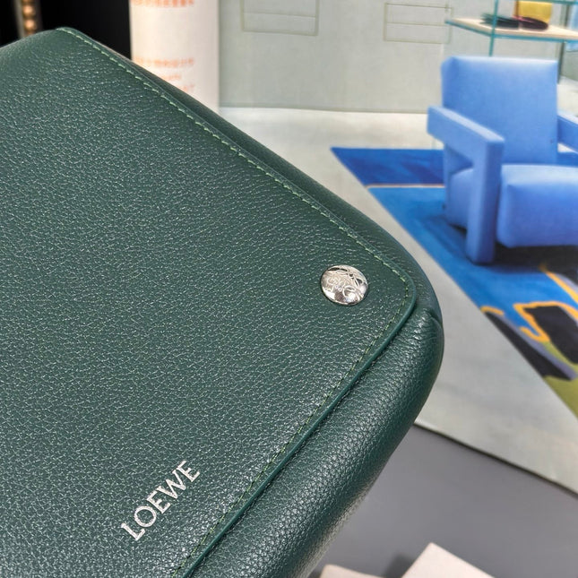 MEDIUM 23 PEBBLE MESSENGER BAG IN FOREST GREEN SUPPLE GRAINED CALFSKIN