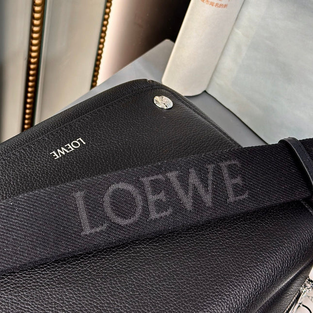 MEDIUM 23 PEBBLE MESSENGER BAG IN BLACK SUPPLE GRAINED CALFSKIN