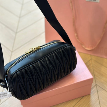 BAGUETTE 25 BAG IN BLACK SHEEPSKIN