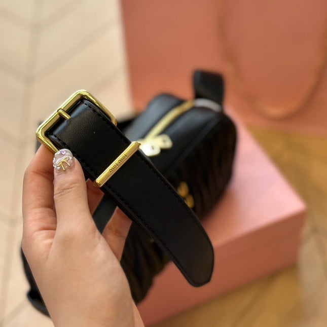 BAGUETTE 25 BAG IN BLACK SHEEPSKIN