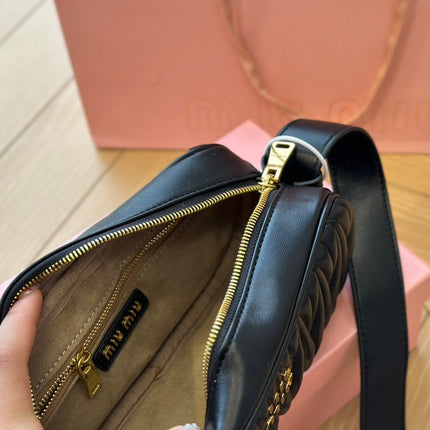 BAGUETTE 25 BAG IN BLACK SHEEPSKIN