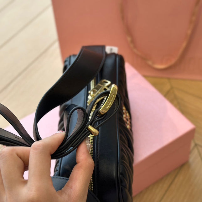 BAGUETTE 25 BAG IN BLACK SHEEPSKIN