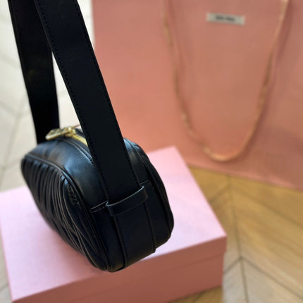 BAGUETTE 25 BAG IN BLACK SHEEPSKIN