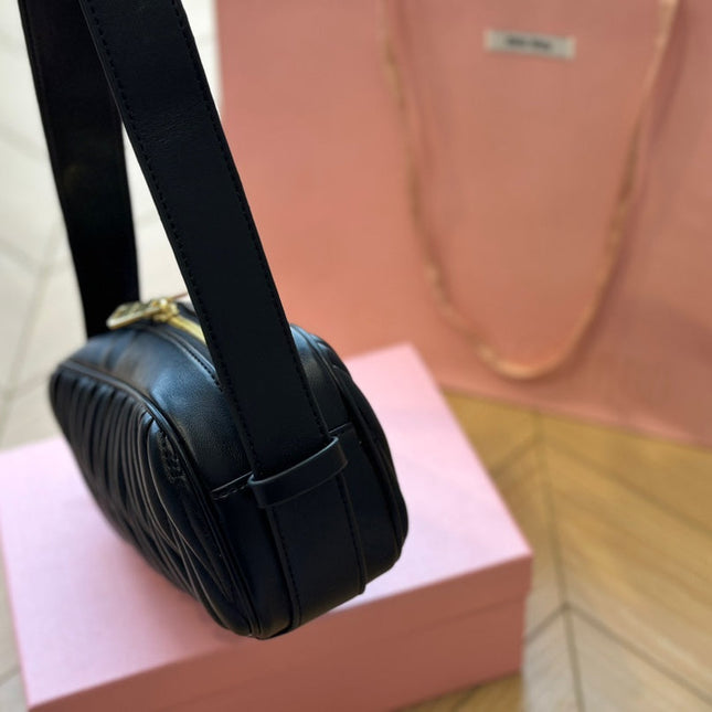 BAGUETTE 25 BAG IN BLACK SHEEPSKIN