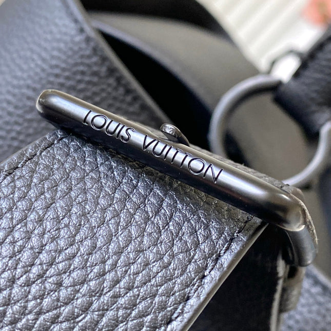 CAPUCINES GM SOUPLE 38 IN BLACK TAURILLON