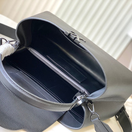 CAPUCINES GM SOUPLE 38 IN BLACK TAURILLON